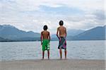 Rückansicht des jungen am Ufer des Sees, Annecy, Alpen, Frankreich