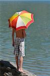 Zurück View of Boy mit Regenschirm im Sun, Alpen, Frankreich