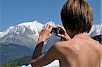 Retour à View of Boy en prenant la photo de la montagne, Alpes, France