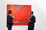 Deux hommes parlant plus de peinture à la galerie d'art