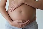 Femme enceinte tenant le ventre, recadré