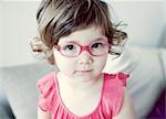 Petite fille avec des lunettes, portrait