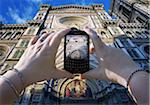 Mains prendre des photos de la Basilica di Santa Maria del Fiore, Florence, Italie femme