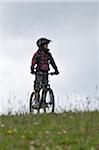 Junge auf Fahrrad, französische Alpen, Frankreich