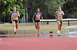 Femmes coureurs sur piste de course