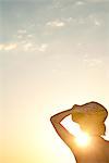 Frau im freien silhouetted gegen das Setzen von Sonne