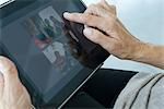 Frau betrachten Fotos auf digitalen Tablet, zugeschnitten