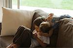 Junge auf Sofa entspannen, Blick in die digitale tablet