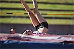 Partie du corps de la jeune athlète féminine effectuant le saut en hauteur