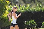 Jeune femme Jogging en plein air dans la journée ensoleillée