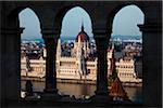 Vue du palais du Parlement hongrois de Bastion, Castle Hill, Budapest, Hongrie pêcheurs