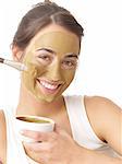 Frau heilende Erde Gesichtsmaske anwenden