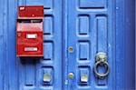 Boîte aux lettres rouge à bleu porte