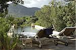 Deux chaises longues au bord de la piscine