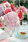 Bouquet de fleurs sur la table de jardin