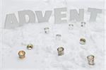 Tee-Kerzen und Wort Advent im Schnee