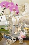 Orchideen und Gläser mit Kerzen