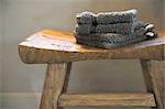 Serviettes sur un tabouret