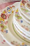 Pile d'assiettes avec motif floral