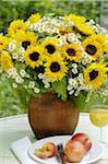 Bouquet de fleurs et fruits sur table de jardin