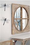 Coiffeuse avec miroir et libellules décoratives sur le mur