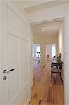 Bouquet de fleurs, table et chaises sur le corridor