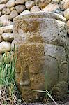 Buddha-Statue aus dem Stein im Garten