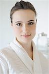 Junge Frau im Bademantel