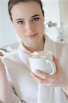 Junge Frau Kaffee trinken im Badezimmer