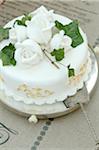 Gateau avec garniture de fleurs