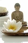 Fleur de lys blanc eau, statuette de Bouddha et serviettes