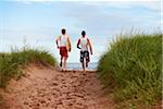 Jeunes hommes tenant Skimboards tout en allant à la plage, PEI, Canada