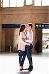 Couple s'embrassant dans la gare