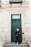 Couple Kissing devant la porte