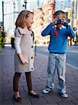 Deux enfants, prendre des photographies, rue Front, Toronto, Ontario, Canada