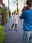 Garçon prenant la photographie de la jeune fille, rue Front, Toronto, Ontario, Canada