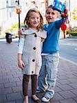 Enfants prenant autoportrait, rue Front, Toronto, Ontario, Canada