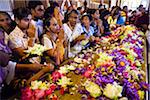 Die Menschen verlassen Angebote im Tempel des Zahnes während Kandy Perehera Festival, Kandy, Sri Lanka