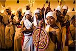 Fahne Träger vor Tempel der Zahn, Esala Perahera Festival, Kandy, Sri Lanka