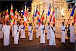 Drapeau des porteurs en face du Temple de la dent, Esala Perahera Festival, Kandy, Sri Lanka