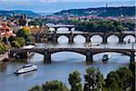 Ponts sur la rivière Vltava divisant la vieille ville du petit quartier, Prague, République tchèque