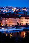 La rivière Vltava et aperçu de Prague dans la nuit, République tchèque