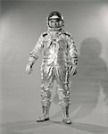 ANNÉES 1960 DEBOUT PLEINE LONGUEUR PORTRAIT D'ASTRONAUTE DANS UNE COMBINAISON SPATIALE ET CASQUE