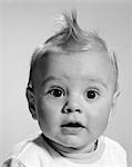 1960ER JAHRE CLOSE-UP PORTRAIT BABY MIT WEIT AUFGERISSENEN AUGEN AUSDRUCK MIT MUND GEÖFFNET