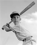 1970ER JAHRE BOY SPIELEN BASEBALL HOLDING BAT BEREIT, DEN BALL ZU SCHLAGEN