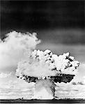 NUAGE DE CHAMPIGNON EXPLOSION BOMBE ATOMIQUE DES ANNÉES 1940 - ANNÉES 1950