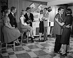 ANNÉES 1950 - ANNÉES 1960 TEEN COUPLES AYANT PARTI DANSER EN REC ROOM