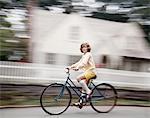 ANNÉES 1970 FLOUE DE MOUVEMENT JEUNE FILLE EN JAUNE SHORT BLANC CHAUSSETTES VÉLO BLEU