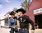 ANNÉES 1960 COWBOY SHÉRIF AVEC BADGE DESSINE GUNFIGHTER ARRESTATIONS GUN DEVANT L'ÉCURIE