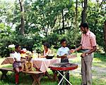 ANNÉES 1970 FAMILLE AFRO-AMÉRICAINE BACKYARD BARBECUE PIQUE-NIQUE